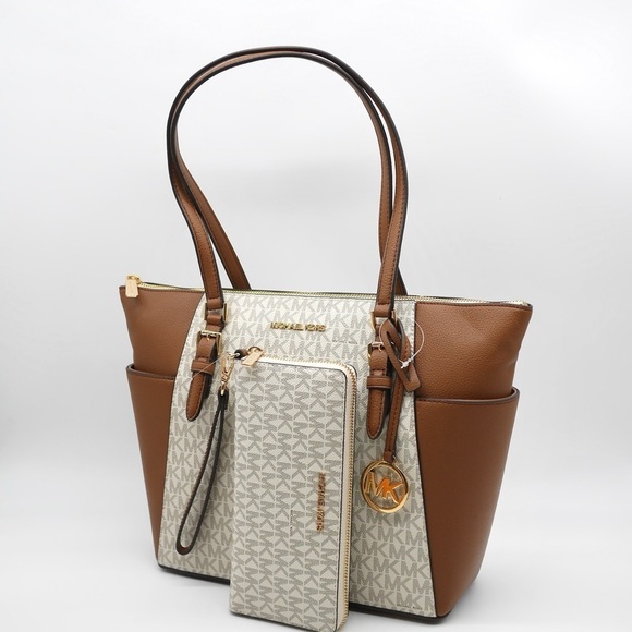 Michael Kors Handbags - 🍓NWT Michael Kors Charlotte Set